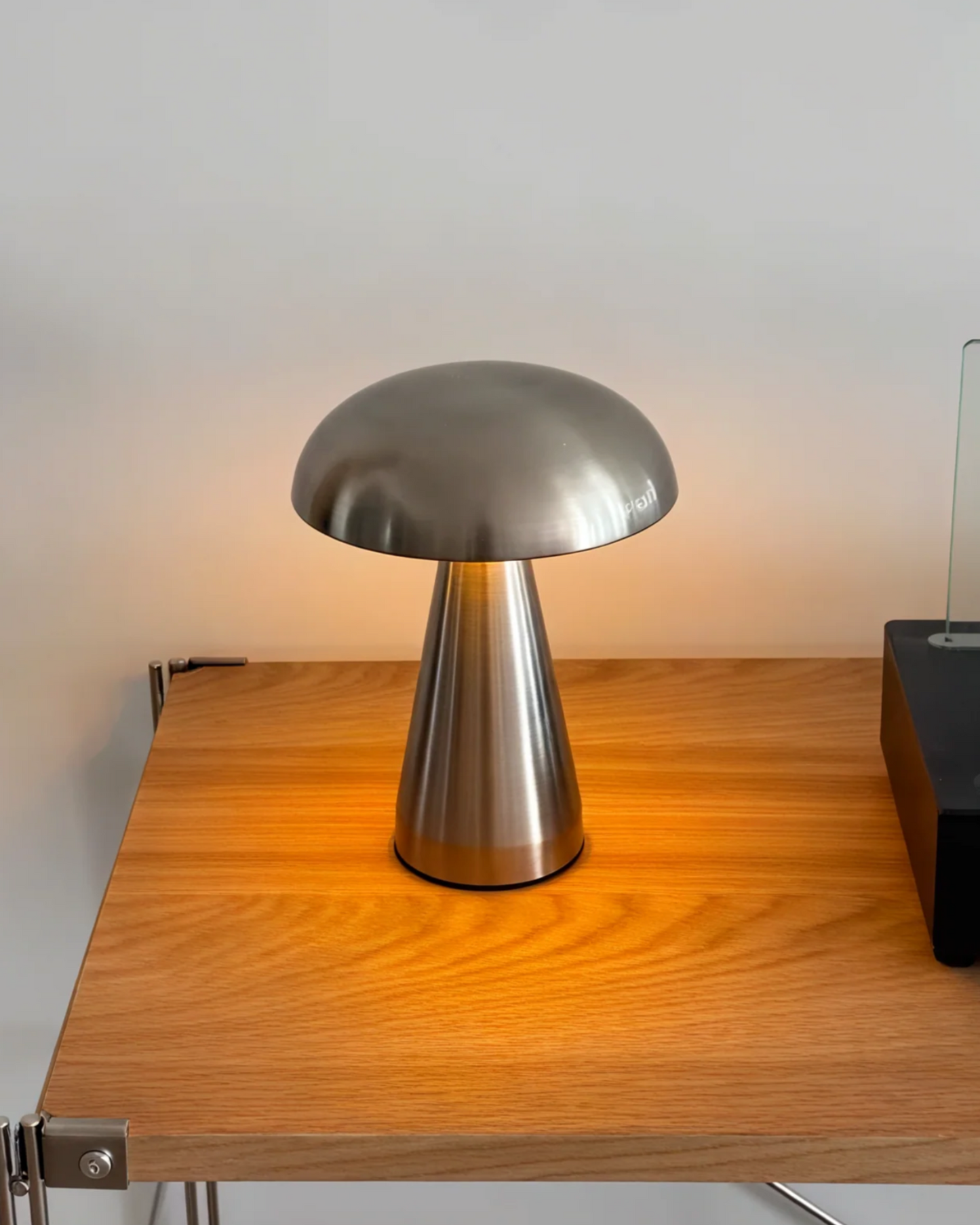 SIMPLE METAL MUSHROOM LAMP